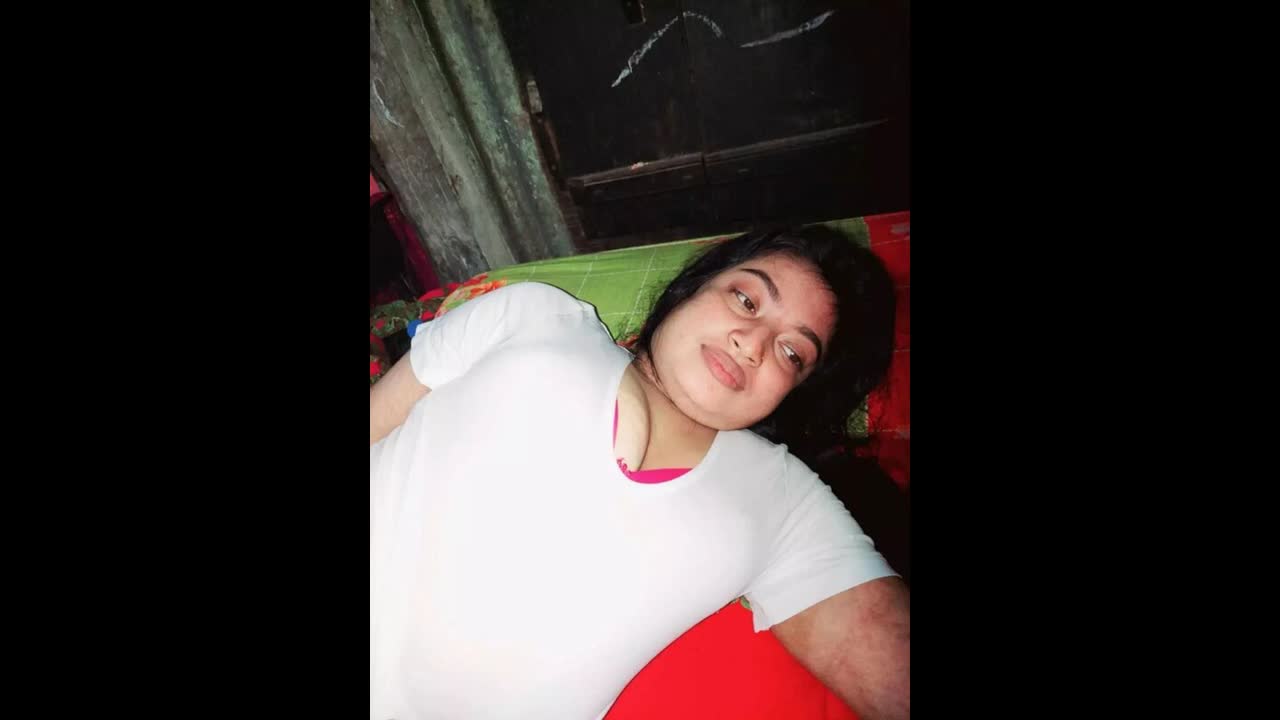 Sexy Married Bhabi Showing Lover