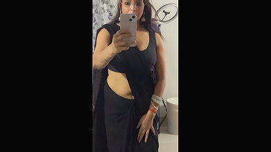 bengali lady mirror selfie video lowhip navel black saree 2 2